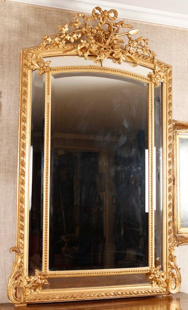 null Miroir à pare-closes en bois et plâtre doré, le fronton ajouré à décor d’une...