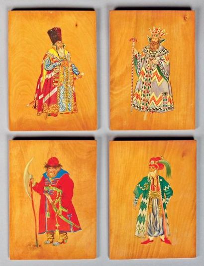 ECOLE RUSSE Personnages russes costumés Suite de cinq petites peintures sur bois...