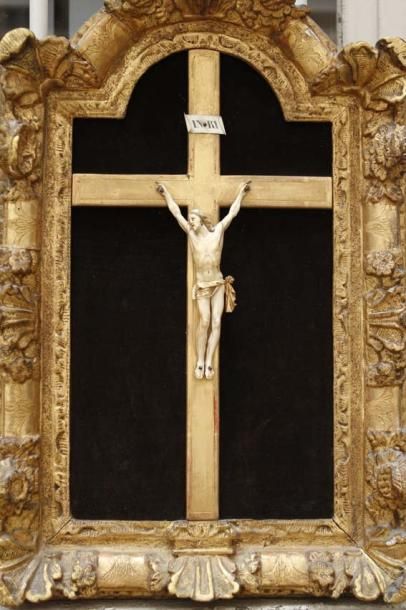 null CADRE en bois sculpte et dore contenant un Christ en ivoire. Cadre d'epoque...