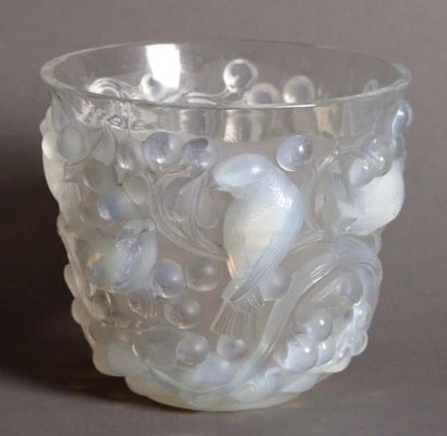 R. LALIQUE France Vase AVALLON "Oiseaux et raisins" en verre blanc moule-presse patine...
