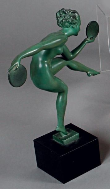 Alexandre Joseph DERENNE (XXe siecle) Danseuse aux cymbales, sur un socle en marbre...