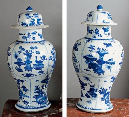 CHINE PAIRE DE POTICHES couvertes de forme balustre en porcelaine a decor en bleu...