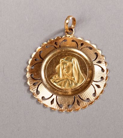 null Yellow gold circular pendant representing the
Virgin, with a pierced border...