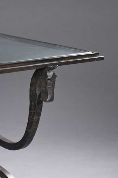 Attribué à Jean-Charles MOREAUX (1889-1956) TABLE basse en fer forgé à décor de têtes...