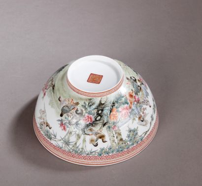 CHINE Bowl in eggshell porcelain with polychrome decoration of enamels of the pink...