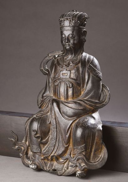 null SUJET en bronze représentant un dignitaire assis, les mains jointes sous son...