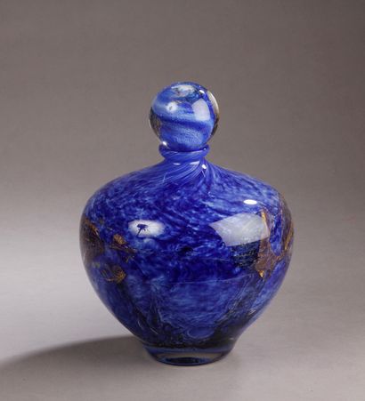 Jean-Claude NOVARO (1943-2015) Vase boule couvert en verre soufflé à décor intercalaire...