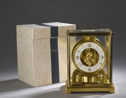 JAEGER-LECOULTRE Pendule Atmos en laiton, le cadran à cercle émaillé blanc à chiffres...