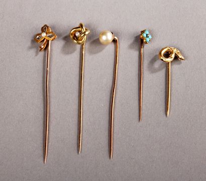 null Lot of FIVE GOLDEN PINGLES adorned with small cultured pearls.
Total gross weight:...