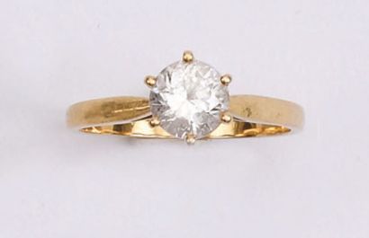 null RING set with a white stone mounted in solitaire on yellow gold.
Weight : 2,8...