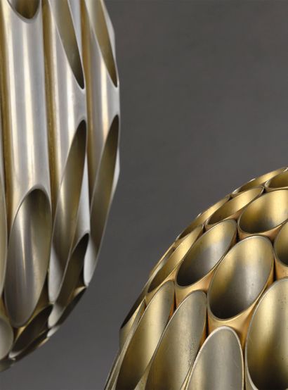 Michel ARMAND Lampe « Ruche » de forme boule en métal composée de tubes repercés...