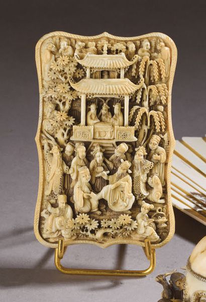 NON VENU ETUI en ivoire de Canton à décor de sages et dignitaires devant une pagode.
Chine,...