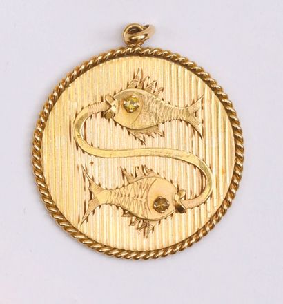null Pendant medallion in yellow gold decorated with two fishes on a striated background.
Weight...