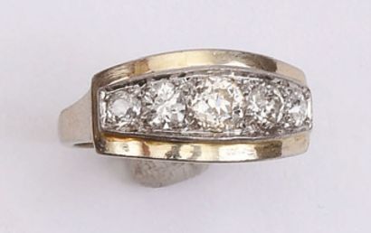 null BAGUE des années 1930 ornée d'une ligne de cinq brillants tailles anciennes...