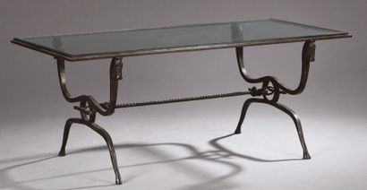 Attribué à Jean-Charles MOREAUX (1889-1956) TABLE basse en fer forgé à décor de têtes...