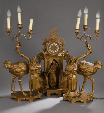 null Mantelpiece in gold painted regula of orientalist style, comprising:
- A clock...