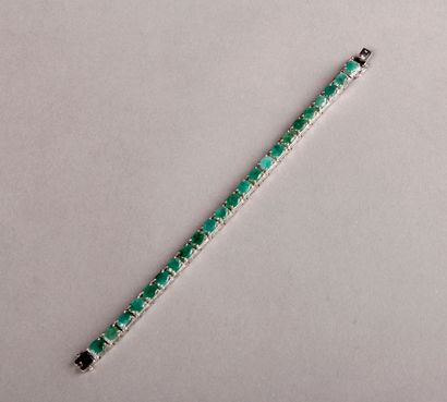null BRACELET line of 23 oval emeralds (chips) in light fall. White gold setting.
Gross...