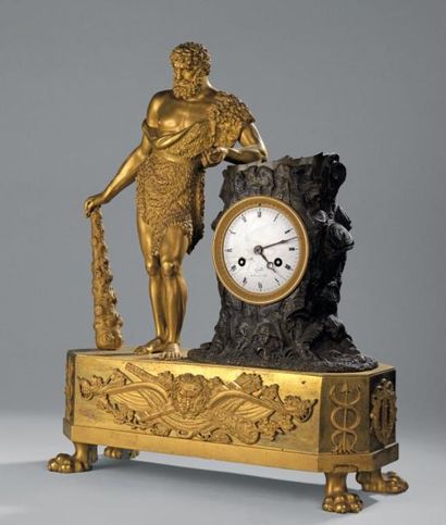 null Pendule en bronze ciselé, doré et patiné à décor d'un Hercule adossé à un tronc...