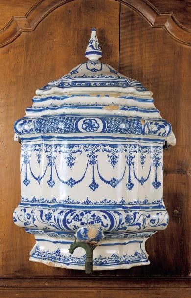 SAMADET Fontaine d'applique de forme balustre couverte, à décor en camaïeu bleu de...