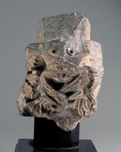null Fragment d'un angle de chapiteau en pierre calcaire à décor d'une tête de monstre...