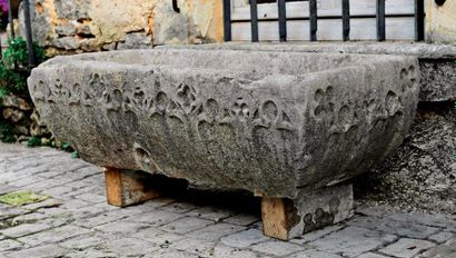 Petit sarcophage en pierre calcaire au profil...