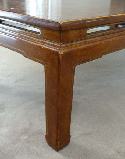 null Table basse rectangulaire en bois laqué jaune de style chinois.
XXe siècle (accidents).
H....