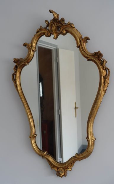 null Petit miroir de forme chantournée en bois sculpté de rinceaux et volutes.
Style...