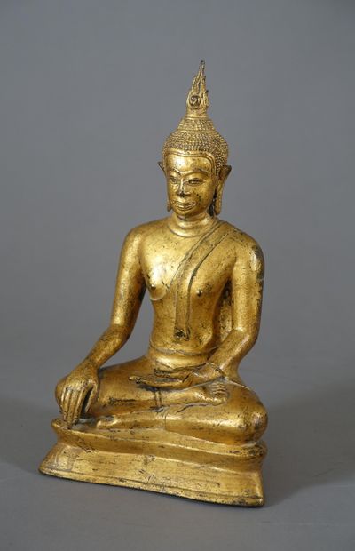 null Bouddha assis en Bhumisparsha Mudra en terre cuite dorée.
Asie du Sud Est, XXe...