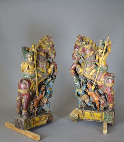 null Deux groupes de cavaliers en bois peint.
Thaïlande, XXe siècle.
H.59 cm