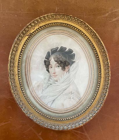 Petite gravure ovale « Portrait de jeune-femme ».
Cadre...