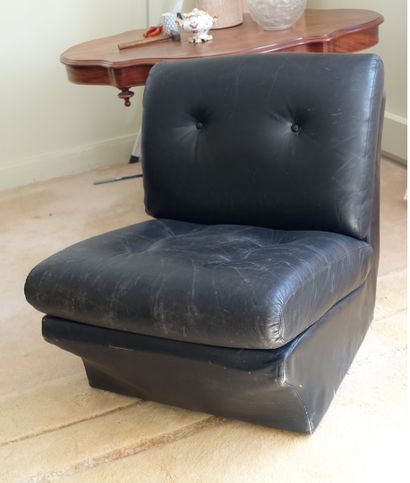 null Paire de chaises chauffeuses à coussins en cuir noir capitonné (très usé).
Années...