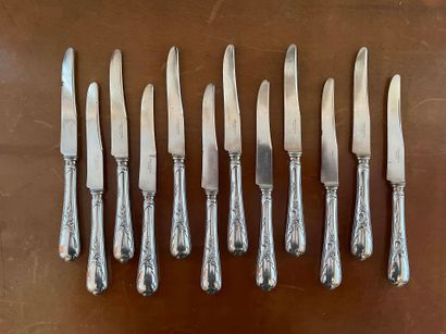 null Christofle. Douze couteaux en métal argenté, lames acier, manches à décor de...