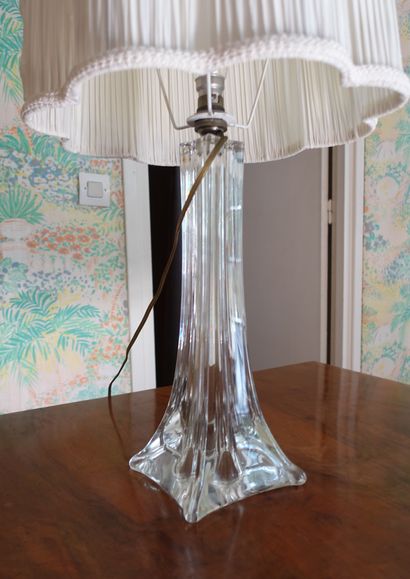 null Pied de lampe colonne à pans en verre moulé.
XXe siècle.
H. 32 cm