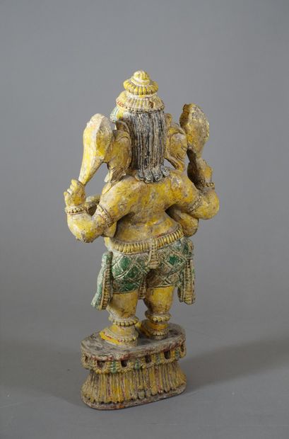 null Sculpture représentant Ganesh en bois sculpté et peint.
Thaïlande, XXe siècle.
H....