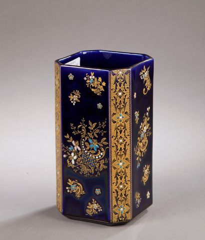 null Vase polygonal en faïence émaillée bleue à décor doré de rinceaux feuillagés....