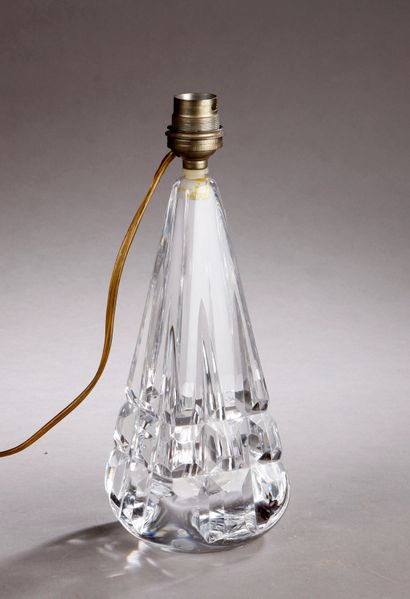 null SCHNEIDER France. Pied de de lampe en cristal à décor pointes de diamant.
H....