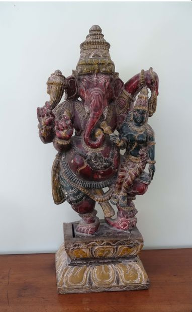 null Statue de Ganesh en bois peint, debout sur un socle en fleurs de lotus.
Thaïlande,...