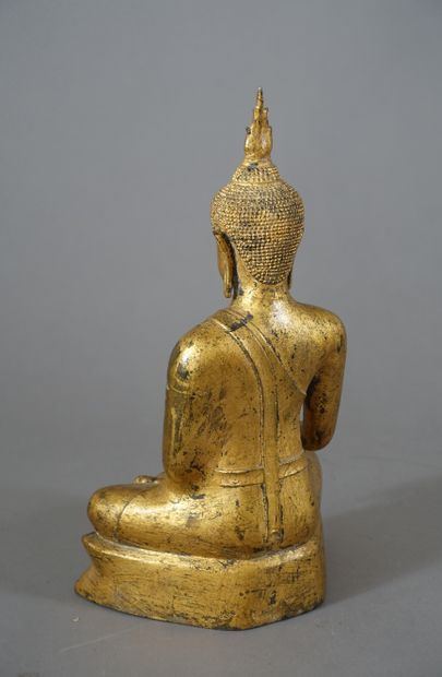 null Bouddha assis en Bhumisparsha Mudra en terre cuite dorée.
Asie du Sud Est, XXe...