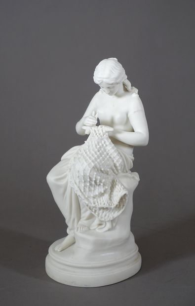 null Sculpture en biscuit représentant une femme réparant un filet de pêche. (Moulage).
XXe...