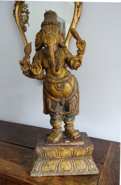 null Statue de Ganesh en bois peint, debout sur un socle à fleurs de lotus.
Thaïlande,...