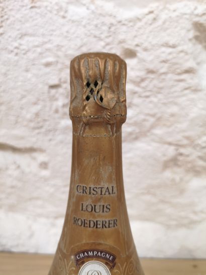 null 1 bouteille CHAMPAGNE CRISTAL de ROEDERER 1986 Etiquetet légèrement abîmée.