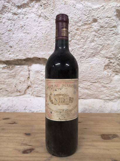 null 1 bouteille Château MARGAUX - 1er Gcc Margaux 1988 Etiquette tachée.