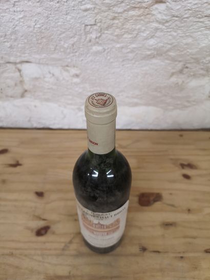 null 1 bouteille Les CARMES HAUT BRION - Pessac Léognan 1986 Etiquette tachée. Niveau...