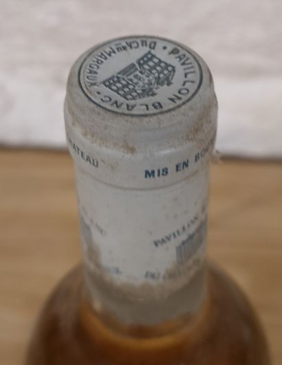 null 1 bouteille PAVILLON Blanc de Château Margaux - Bordeaux 1991 Etiquette légèrement...