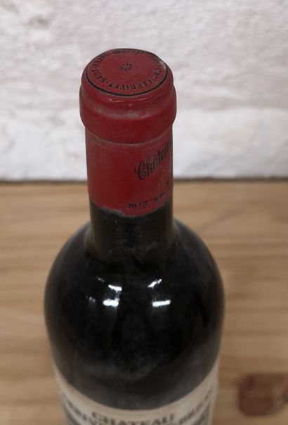 null 1 bouteille Château LARRIVET HAUT BRION - Pessac Léognan 1979 Etiquette tachée...