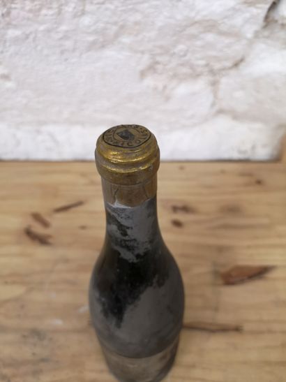 null 1 bouteille CHASSAGNE-MONTRACHET 1955 - NICOLAS Etiquette tachée, déchirée et...