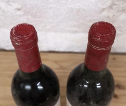 null 2 bouteilles Château YON FIGEAC - Saint Emilion 1985 Etiquettes tachées. Capsulés...