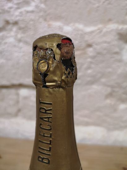 null 1 bouteille CHAMPAGNE BILLECART SALMON 1955 - Mareuil sur Ay Etiquetet tachée...