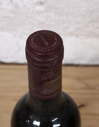 null 1 bouteille Château MARGAUX - 1er Gcc Margaux 1988 Etiquette tachée.