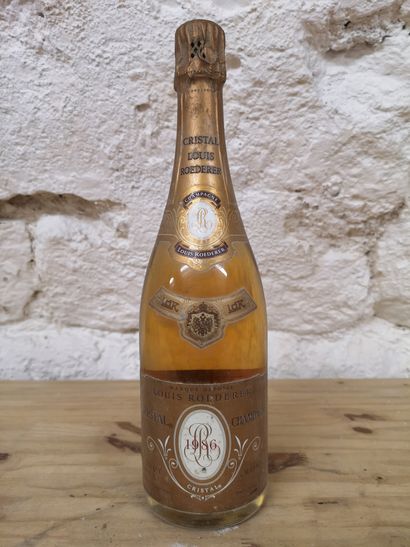 null 1 bouteille CHAMPAGNE CRISTAL de ROEDERER 1986 Etiquetet légèrement abîmée.